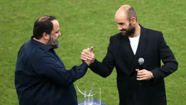 Ο Β.Μαρινάκης βράβευσε τον Β.Σπανούλη και του έκανε μέχρι και… ποδοσφαιρική πρόταση (φωτο)