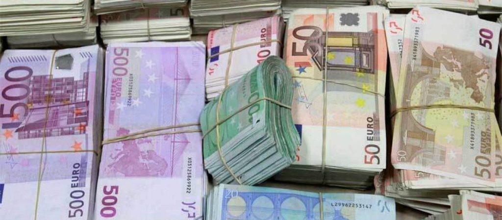 Ποιοι θα λάβουν το Χριστουγεννιάτικο «κοινωνικό μέρισμα» – Θα έχει ύψος έως 900 ευρώ