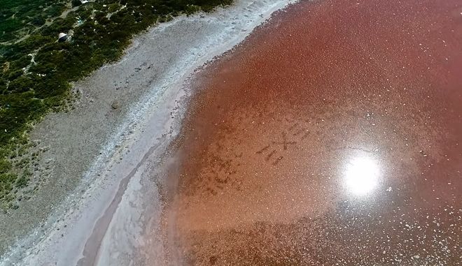 «Ξι-Χι-Ξι»: Το επίπεδο νησί της Ελλάδας σε σχήμα σπαθιού με την κόκκινη λίμνη και τα μυστηριώδη αρχικά