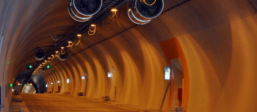 Αυτοκίνητο «τυλίχτηκε» στις φλόγες σε τούνελ στην Εθνική Οδό