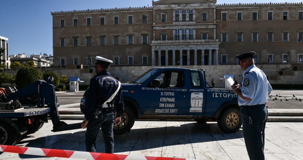 Σύνταγμα: Το έγγραφο που είχε μαζί του ο πολίτης που έφτασε με όχημα στο σημείο του Αγνώστου Στρατιώτη