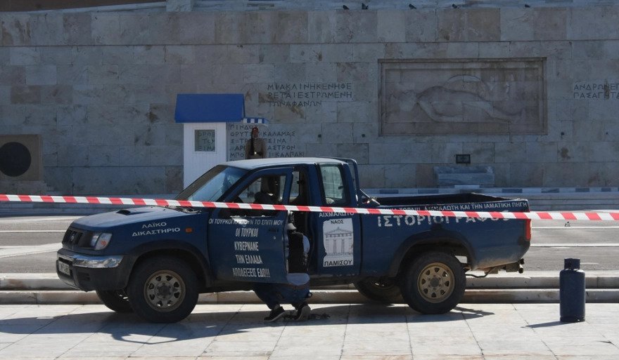 Το ξεπούλημα της Ελλάδας φέρνει ακραίες αντιδράσεις: «Ντου» με όχημα στο μνημείο του Αγνώστου Στρατιώτη (φώτο)