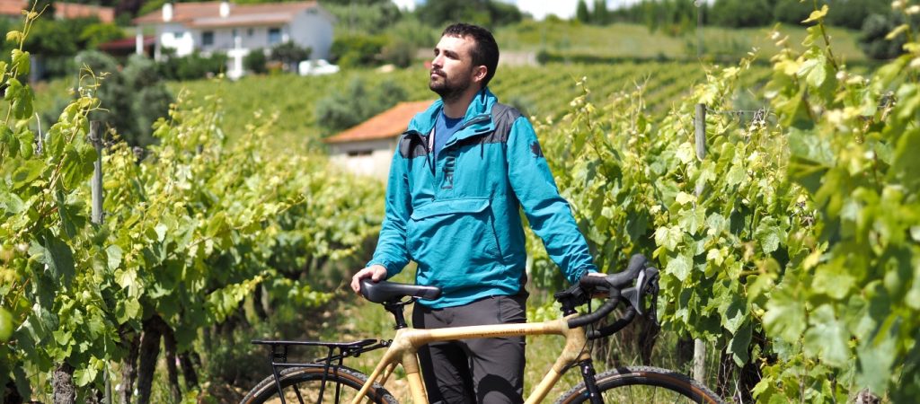 Ισπανός διέσχισε όλη την Ευρώπη με ένα ποδήλατο για να στείλει το δικό του μήνυμα (βίντεο)