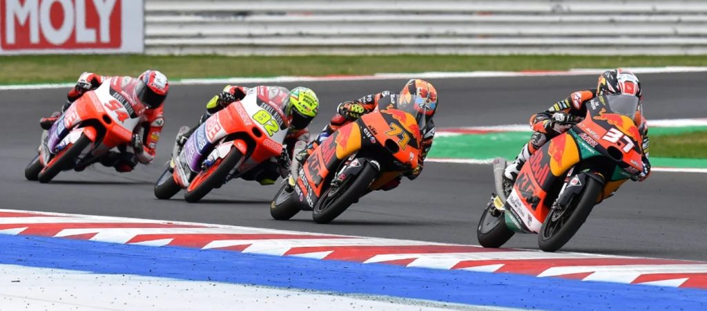 Τρομακτικό ατύχημα σε αγώνα Moto3 – Τρεις μηχανές συγκρούστηκαν και οι οδηγοί «απογειώθηκαν» (βίντεο)