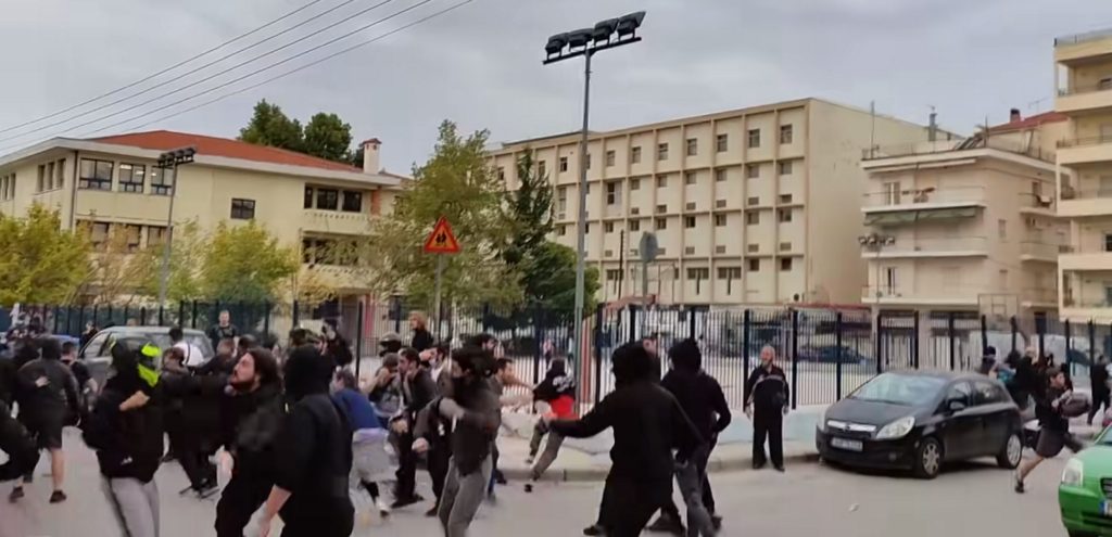 ΕΟΝ: «Η Αστυνομία συλλαμβάνει εφήβους και αφήνει ανεξέλεγκτους τους ροπαλοφόρους»