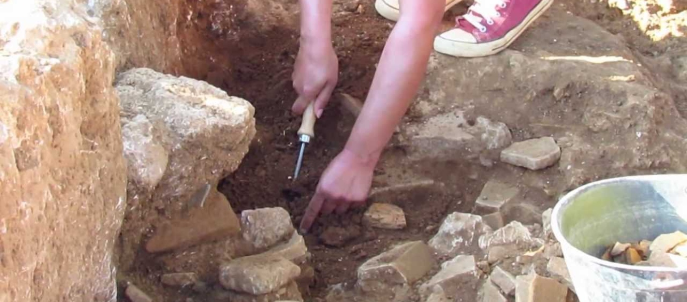 Νέα Στύρα: Βρέθηκε αρχαίος τάφος με τρεις νεκρούς και πολλά ευρήματα (φώτο)