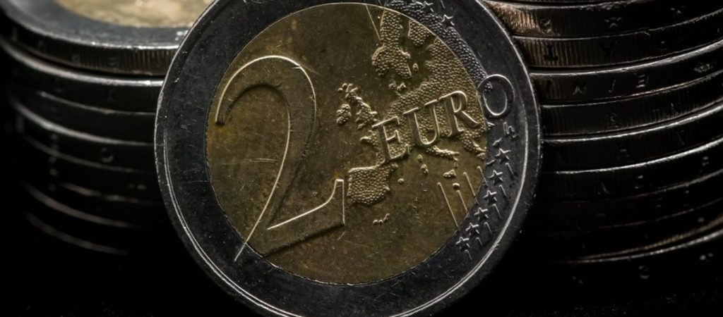 Γέμισε από πλαστά κέρματα των δύο ευρώ η αγορά – Πως να τα ξεχωρίζετε