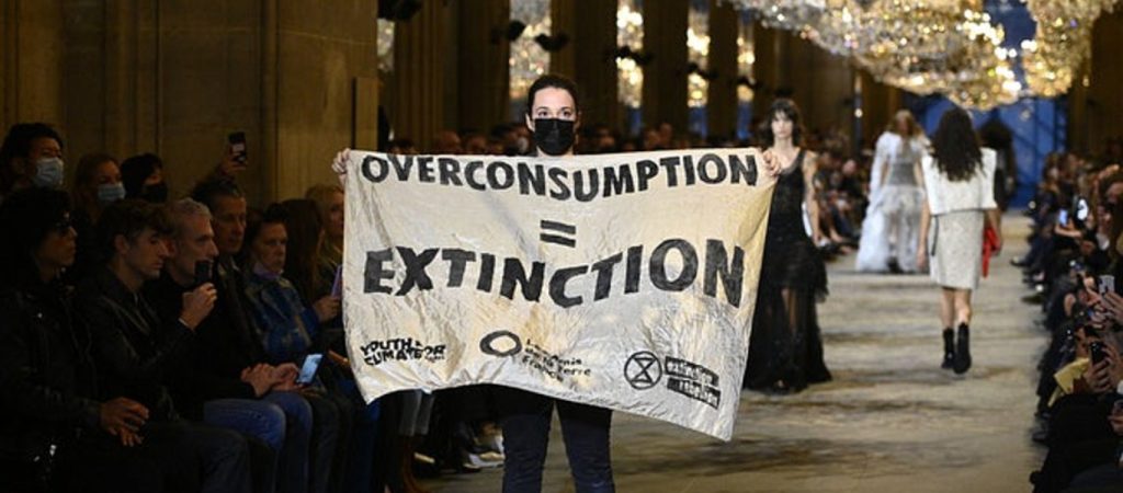 Γαλλία: Διαδηλώτρια εισέβαλε σε επίδειξη μόδας του Louis Vuitton