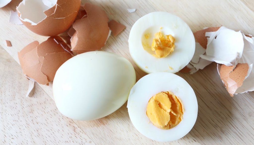 Θα σου «λύσει» τα χέρια: Ο εύκολος τρόπος για να καθαρίζεις τα βραστά αυγά με μια… κούπα (βίντεο)