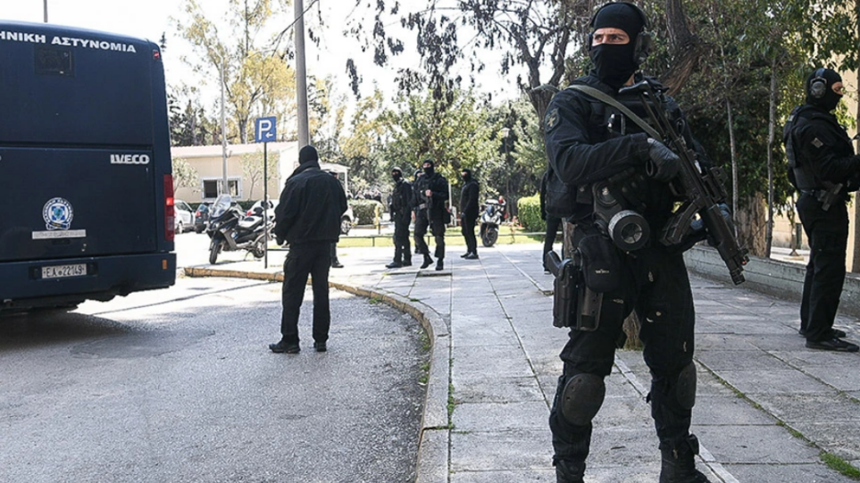 Ενώπιον του Εισαγγελέα ο 34χρονος τρομοκράτης του ISIS που συνελήφθη στο κέντρο της Αθήνας