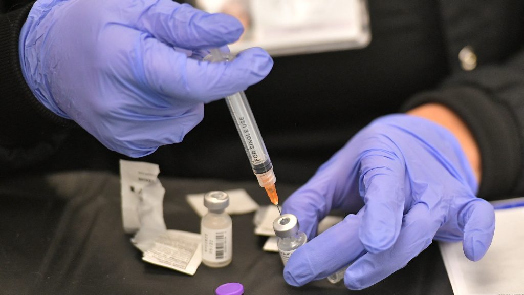 Εμβολιασμός κάθε 6 μήνες αλλιώς τέλος τα «προνόμια»: Χωρίς «ανάσα» η 3η δόση – Έρχεται και η 4η