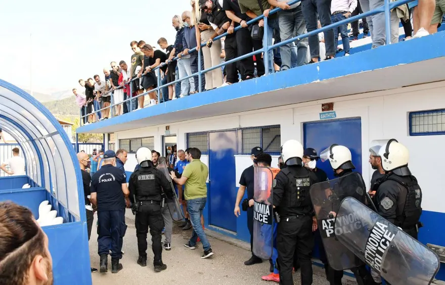 Επεισόδια στον αγώνα Κυπέλλου Παναχαϊκή-Αιγάλεω – Τραυματίστηκε από κροτίδα ο προπονητής Χαραλαμπίδης