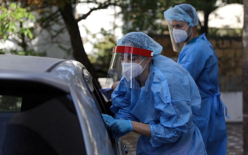 Με 2.231 κρούσματα την ημέρα η κυβέρνηση αποφασίζει ότι «τελειώνει» ο κορωνοϊός για τους εμβολιασμένους