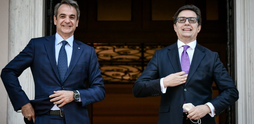 Αλλάζουν και τις πινακίδες που γράφουν «προς Σκόπια»: «Ναι» στο «Βόρεια Μακεδονία» από Κ.Μητσοτάκη-Κ.Σακελλαροπούλου