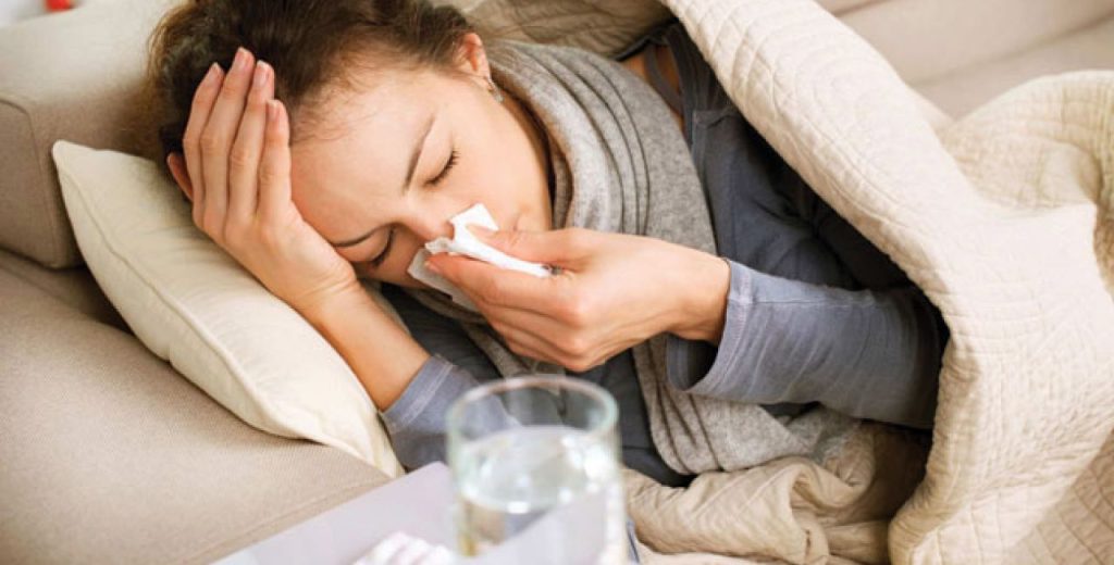 Μήπως ξυπνάς με βουλωμένη μύτη ή συνάχι όλο τον χρόνο; – Αυτός είναι ο λόγος