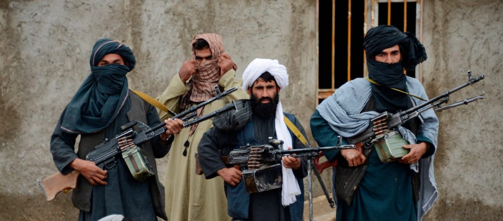 Αφγανιστάν: Εκτός ελέγχου οι Ταλιμπάν – Κρέμασαν 3 άνδρες από μπουλντόζες (φώτο)
