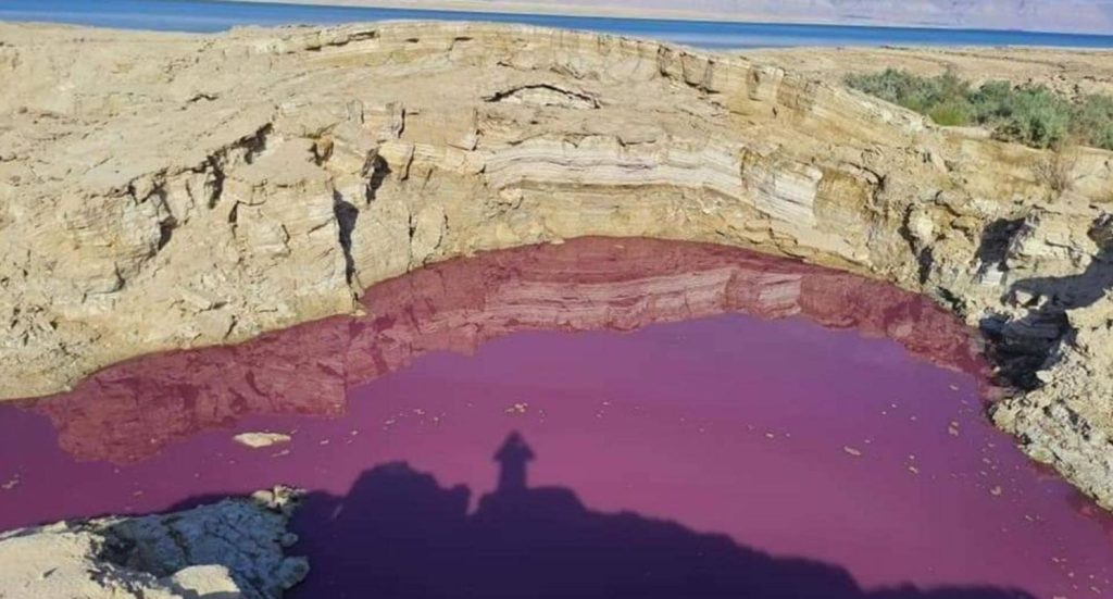 Μυστήριο με την «ματωμένη λίμνη» της Νεκράς Θάλασσας – Δεν υπήρξε ανθρώπινη παρέμβαση – Τι λένε οι προρρήσεις