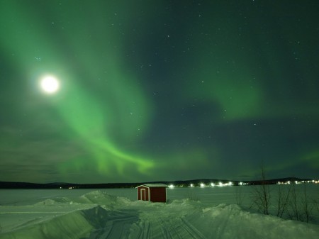 Όταν ο ουρανός φωτίζεται από λάμψεις έντονου φωτός – Εντυπωσιακό θέαμα με το Βόρειο Σέλας στη Λαπωνία (βίντεο)