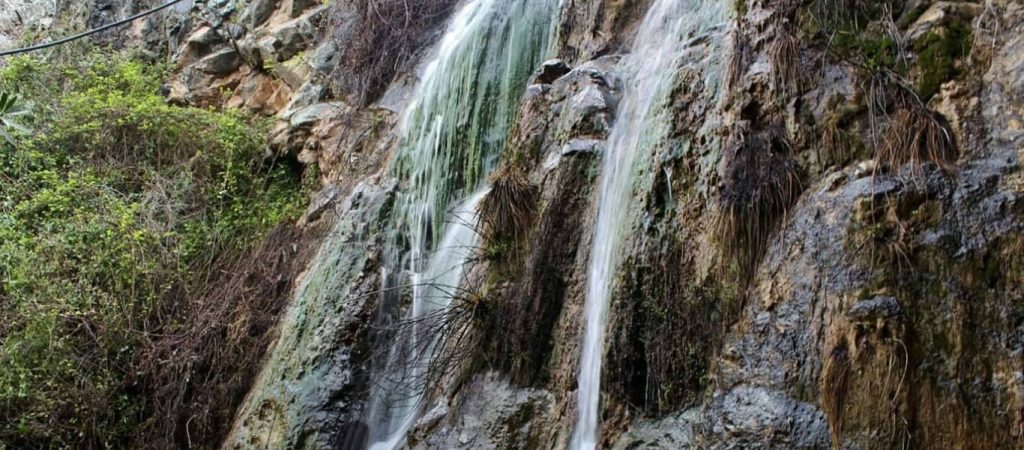 To σπάνιο φαινόμενο που εμφανίστηκε στην Βρετανία – Καταρράκτης ρέει προς τα πάνω (βίντεο)