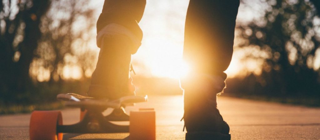 Ηλικιωμένος 81 ετών κάνει… skate και βάζει τα γυαλιά στους νεότερους (βίντεο)