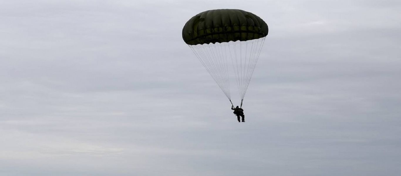 Τρομακτικό: Αλεξιπτωτιστής βουτά από αερόστατο στο απόλυτο κενό (βίντεο)