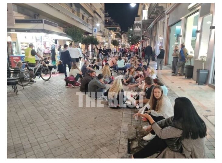 Πάτρα: Πολίτες έστρωσαν τραπεζομάντηλο για πικνικ στον πεζόδρομο και διαμαρτυρήθηκαν για τους υποχρεωτικούς εμβολιασμούς