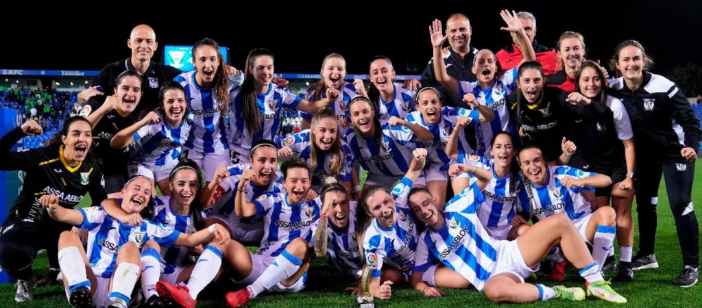 Παίκτριες ποδοσφαίρου έλαβαν ένα… ιδιαίτερο τρόπαιο – Το «χρυσό αγγούρι» (φώτο & βίντεο)