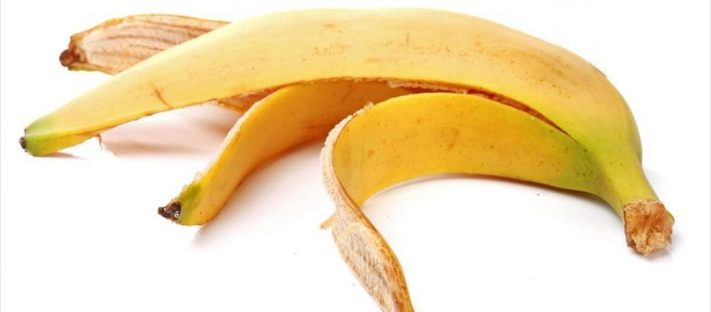 Δείτε πως θα κάνετε λεύκανση στα δόντια σας με μια… μπανανόφλουδα
