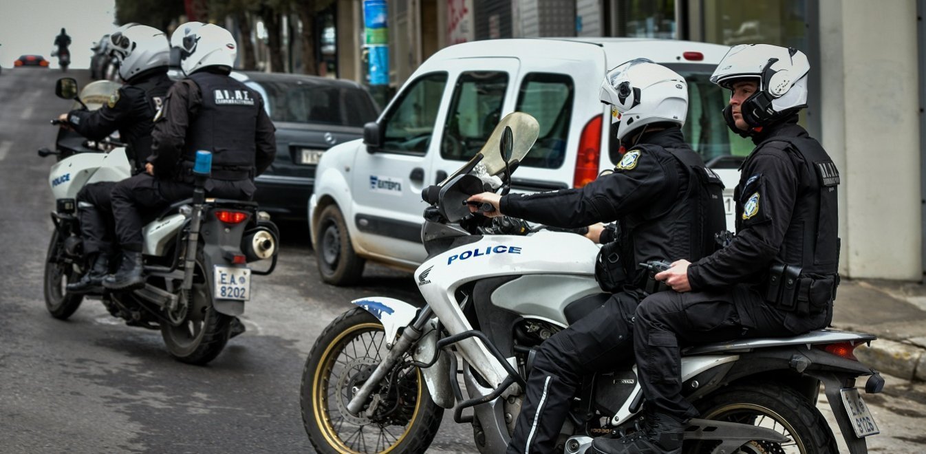 Σκηνές πανικού στο κέντρο της Αθήνας: Αλλοδαπός εμβόλισε μηχανή της ομάδα ΔΙΑΣ – Τραυματίστηκε αστυνομικός (βίντεο)