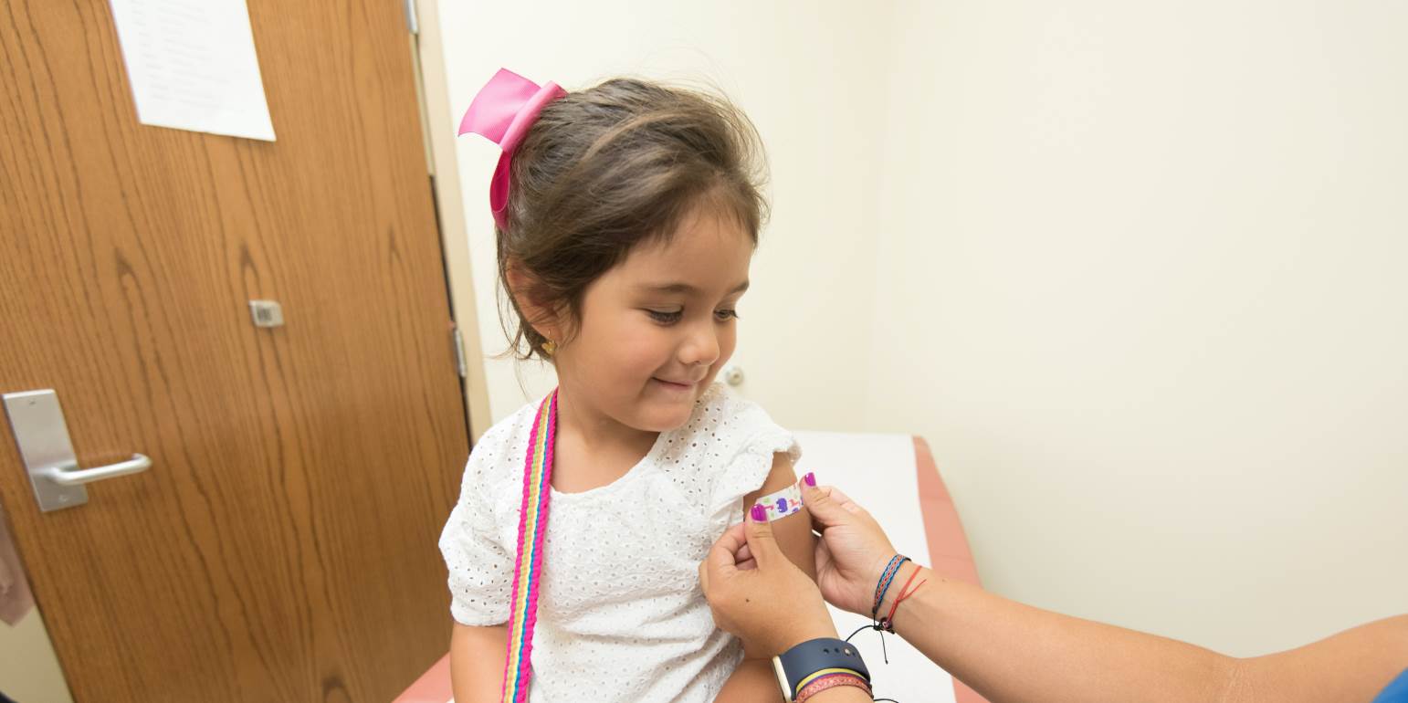 Τώρα θα εμβολιάσουν και τα νήπια! – Πειραματίζονται με τα παιδιά των Ελλήνων – Τι είπε ο πρόεδρος ΕΟΔΥ