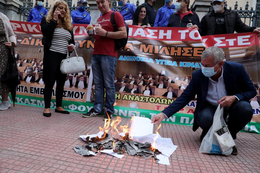 Εκατοντάδες υγειονομικοί έξω από το ΣτΕ διαμαρτύρονται για τον υποχρεωτικό εμβολιασμό – Έκαψαν τα χαρτιά των αναστολών