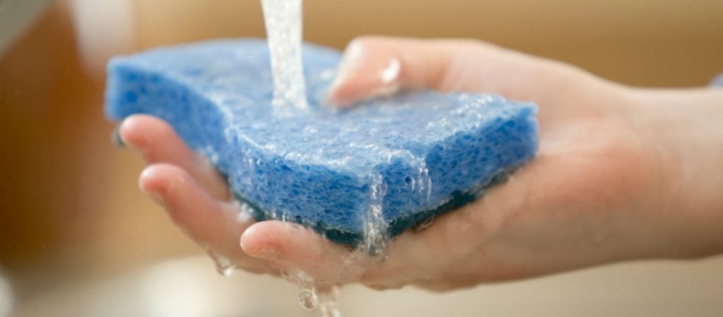 Δες τι θα συμβεί εάν βάλεις ένα σφουγγάρι στο ψυγείο σου