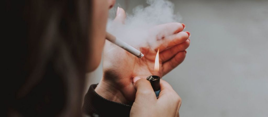 Πως να ανάψετε το τσιγάρο σας χωρίς… αναπτήρα – Δύο κολπάκια που θα σας σώσουν (βίντεο)