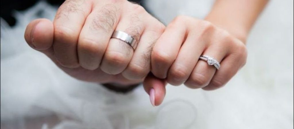 Συγκινητική στιγμή: Άγνωστοι επέστρεψαν χαμένη βέρα σε απρόσεκτο γαμπρό (βίντεο)
