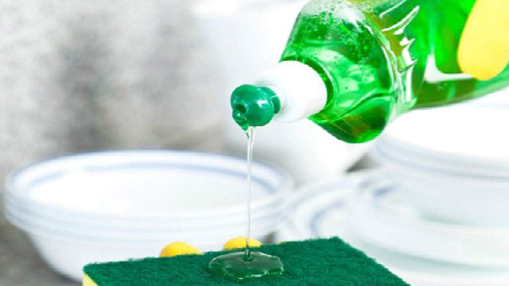 Οι 4+1 εναλλακτικές χρήσεις που έχει το απορρυπαντικό πιάτων