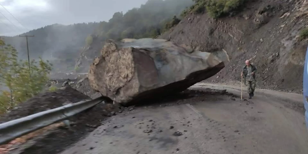 Άγραφα: Τεράστιος βράχος αποκολλήθηκε από βουνό & «έκοψε» τον δρόμο στα δύο (φώτο)