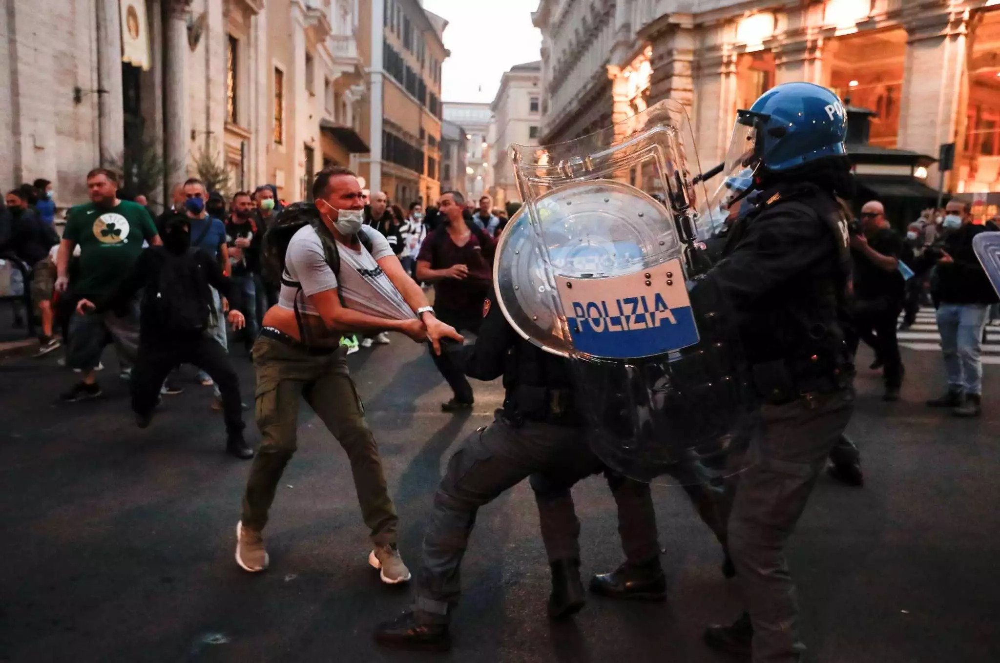 Ρώμη: Δεκάδες χιλιάδες διαδηλωτές κατά των απαγορεύσεων της κυβέρνησης Ντράγκι και της προδοσίας των συνδικαλιστών
