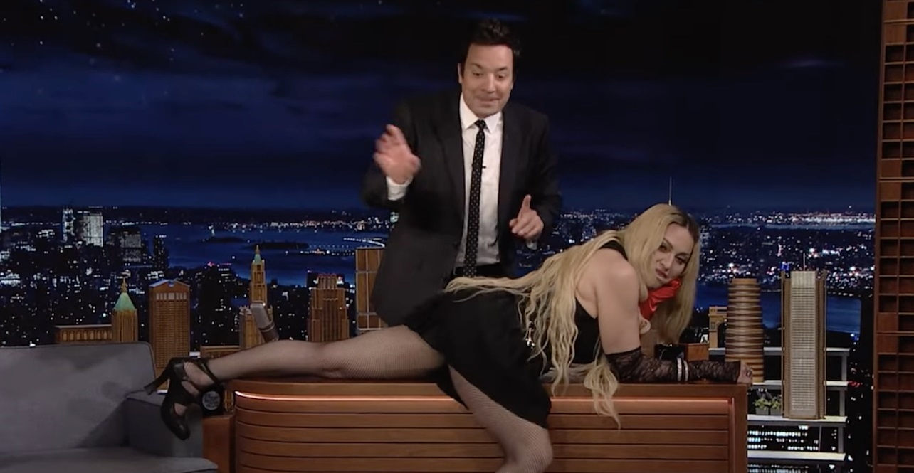 Τα πάντα… για να εντυπωσιάσει: Η Μαντόνα ξάπλωσε στο γραφείο του Τ.Φάλον και σήκωσε τη φούστα της! (βίντεο)