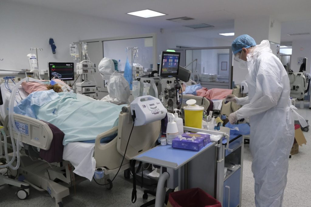 «Πήδηξε από το καράβι» ο Ν.Καπραβέλος: «40 πλήρως εμβολιασμένοι νοσηλεύονται σε ΜΕΘ – Νοσούν και μεταδίδουν»