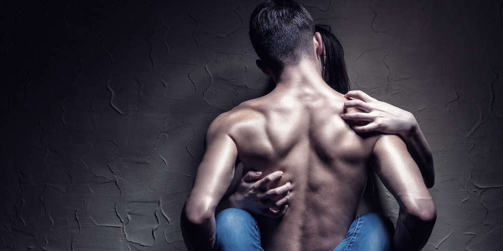 Χέρια, πόδια ή ώμοι; – Αυτό είναι το σημείο του άντρα που γοητεύει τις γυναίκες!