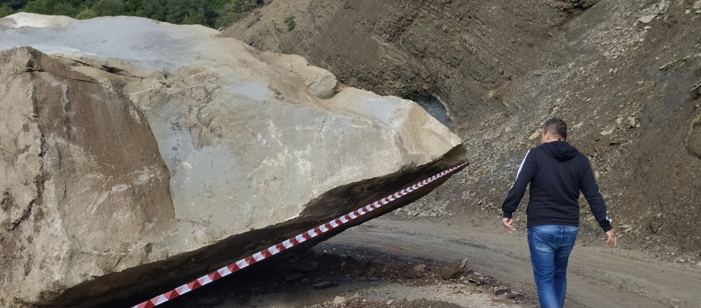 Ευρυτανία: «Κόπηκε» στα δύο δρόμος στα Άγραφα από τεράστιο βράχο