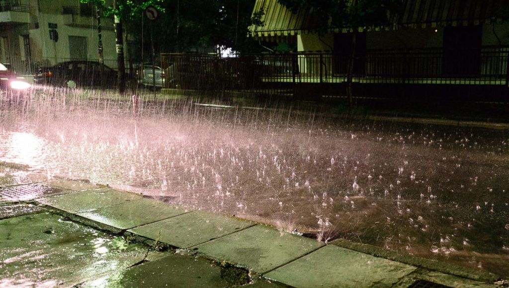 Συνεχίζεται η κακοκαιρία «Αθηνά» – Άνοιξαν οι ουρανοί στην Αθήνα