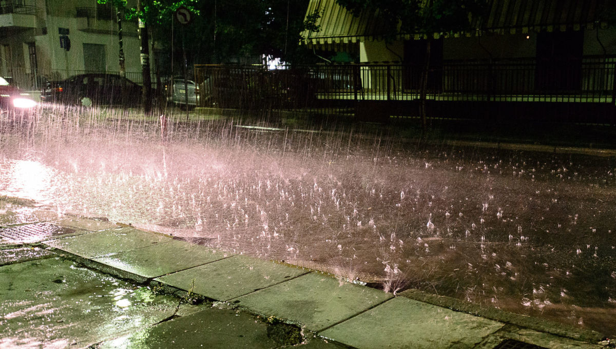 Συνεχίζεται η κακοκαιρία «Αθηνά» – Άνοιξαν οι ουρανοί στην Αθήνα