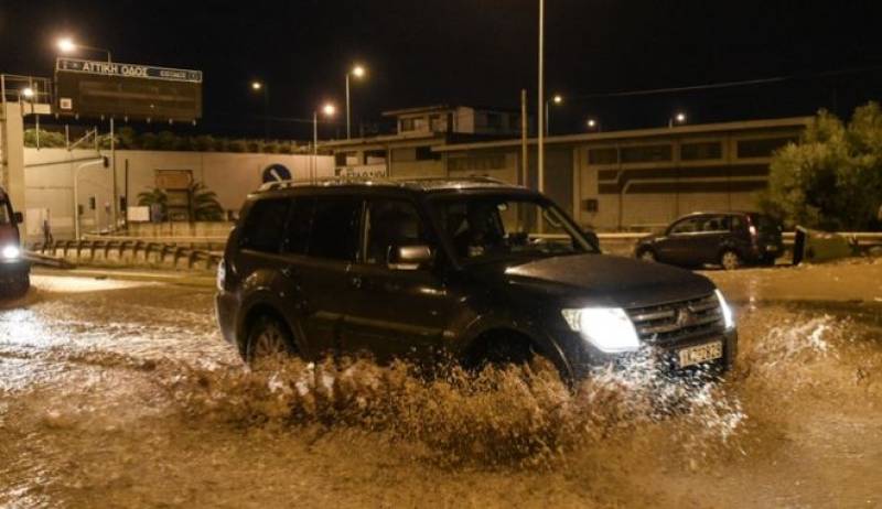 Κακοκαιρία «Αθηνά»: Έκρηξη μετασχηματιστή της ΔΕΗ και προβλήματα στους δρόμους στην Κορινθία (βίντεο)