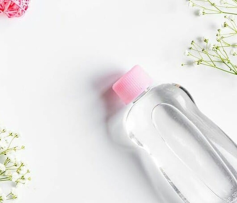 Baby oil: Οκτώ έξυπνες χρήσεις του που θα κάνουν την καθημερινότητά σας πιο εύκολη
