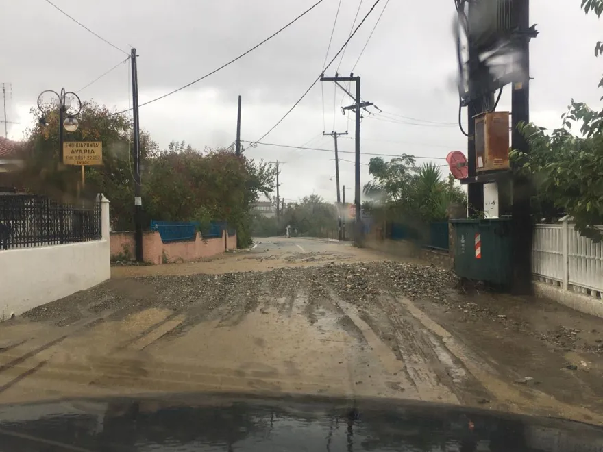 Η κακοκαιρία «χτύπησε» και την Λάρισα (βίντεο)