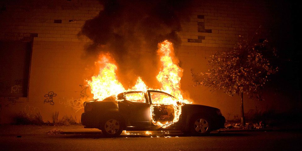 Κόλαση φωτιάς στα Άνω Πατήσια – 11 αυτοκίνητα τυλίχθηκαν στις φλόγες (βίντεο)