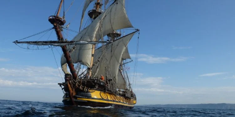 «Η Φλόγα του Τσεσμέ»: Η ρωσική φρεγάτα «Shtandart» του 18ου αιώνα πλέει ξανά στο Αιγαίο