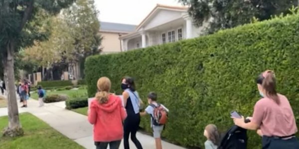 Σκηνές έντασης στο Μπέβερλι Χιλς: «Η μάσκα είναι βιασμός» (βίντεο)
