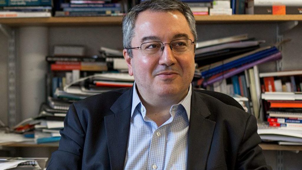 Θα μας ξανακλείσουν μέσα; – Ο εκπρόσωπος της κυβέρνησης Η.Μόσιαλος θεωρεί «Πρόωρο το άνοιγμα στους εμβολιασμένους»!